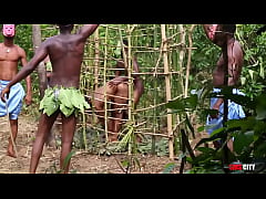 หนังโป๊แอฟริกา คองโกคนป่าตัวดำเย็ดกันกลางแจ้งใส่หน้ากากกระเเทกหีแม่หม้ายอวบอ้วนหุ่นเเข็งแรงในชนเผ่ามีแต่คนจ้องจะเอา